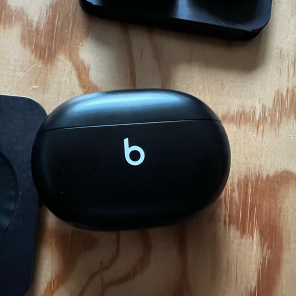 Dr Dre Beats Studio Buds in Black with extra perfect fit ear covers. - Picture 3 of 5